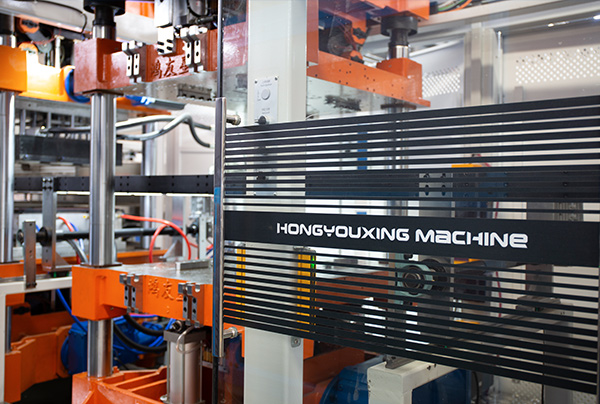 Lämpömuovauskone/muovikuppikone